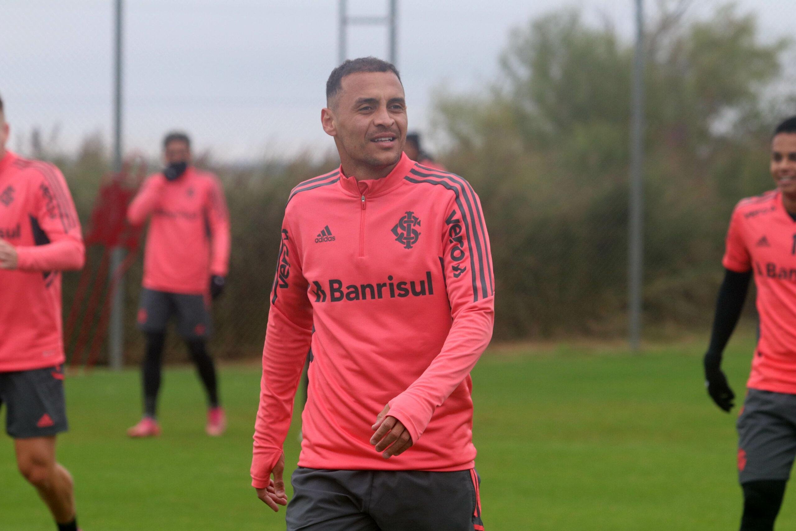Alan Patrick vai estar em campo contra o Cuiab&aacute;
