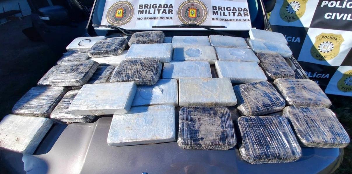 Drogas estavam escondidas sob assoalho do ve&iacute;culo