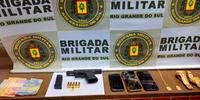 Houve apreensão de uma pistola com munições, três celulares e mais de R$ 300,00 em dinheiro
