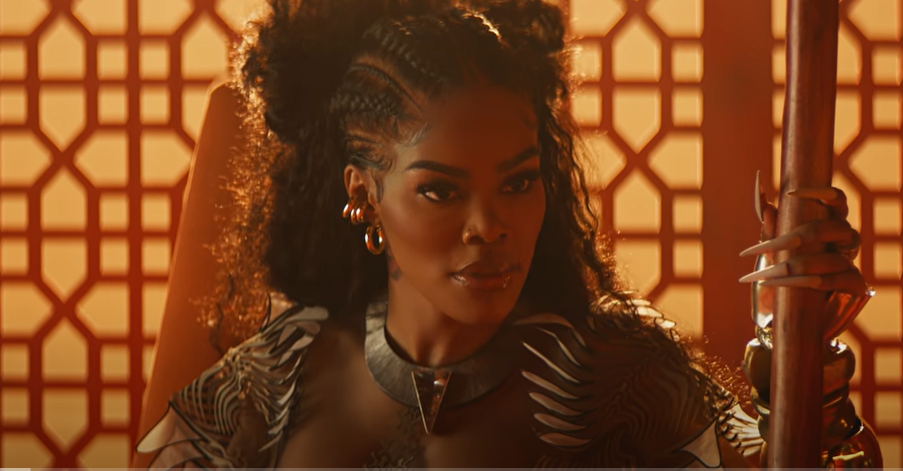 Doja Cat no clipe "Woman"