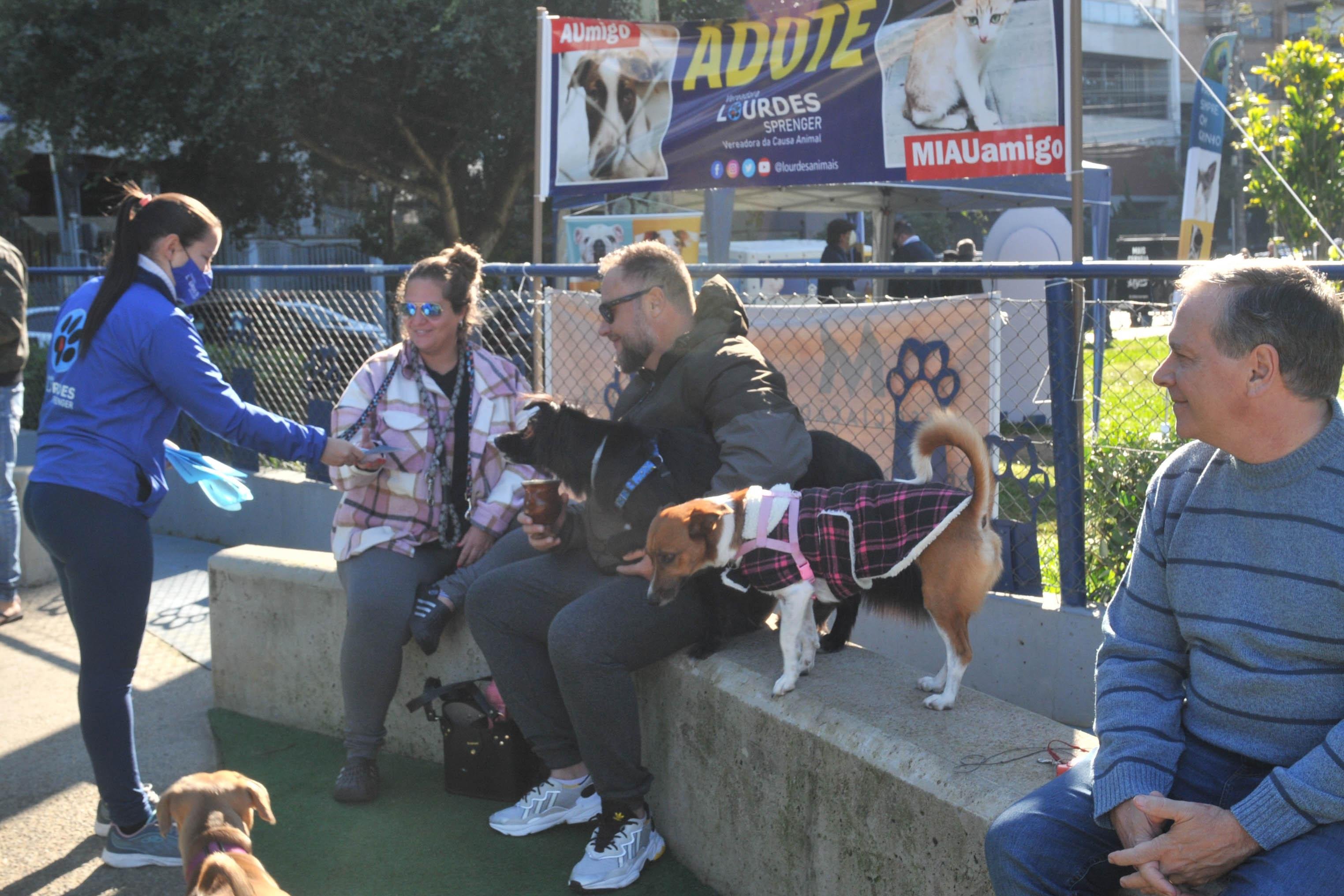 Casal Aline Pomeraniec e Jo&atilde;o Gryzer receberam folhetos sobre a causa animal