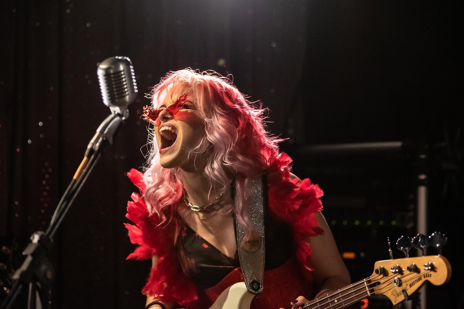 Dani Ela (baixo/voz) subir&aacute; ao palco com Juliano Rosa (guitarra/voz) e Alexandre Becker (bateria/voz).