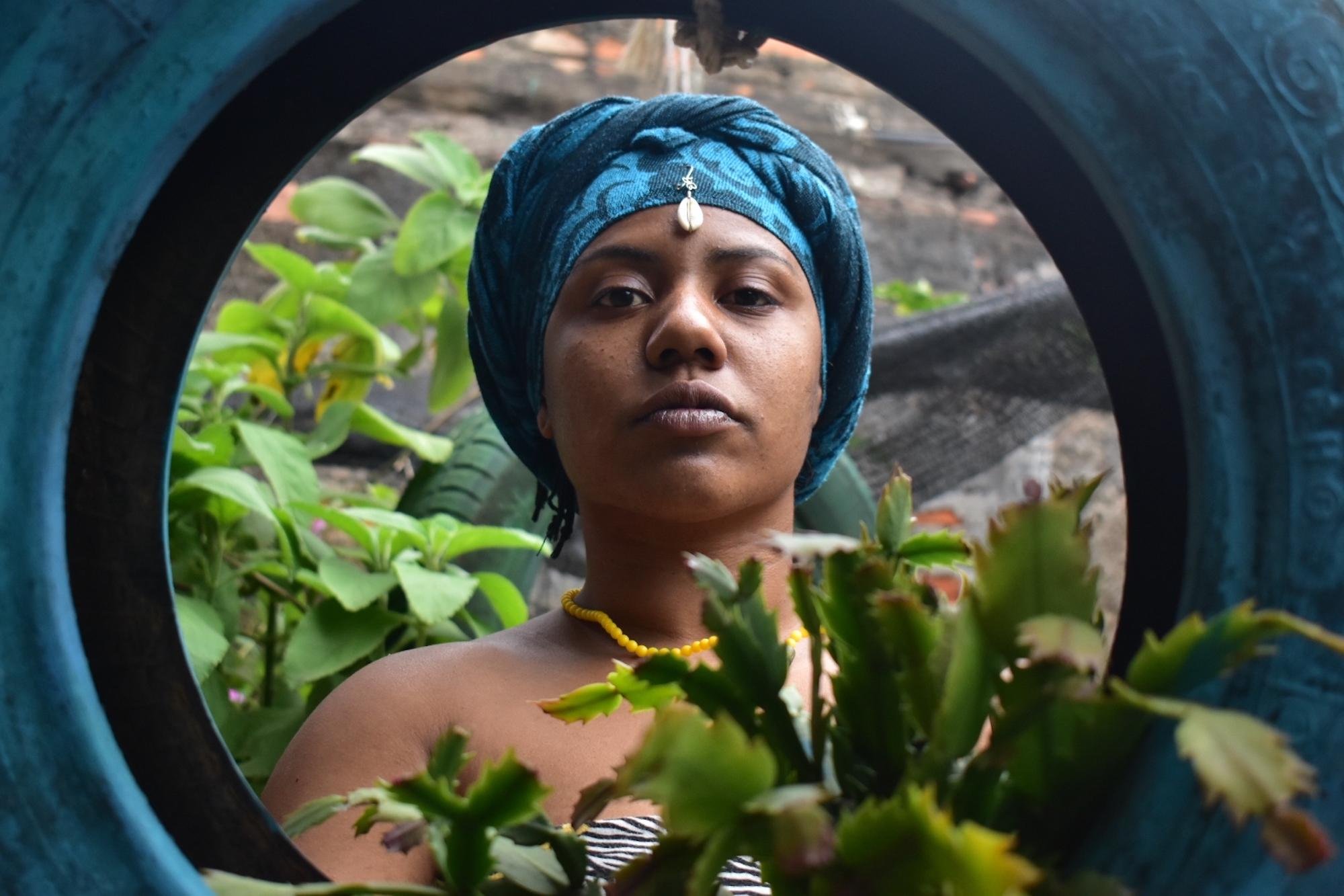 Danielle da Rosa Costa coloca suas percep&ccedil;&otilde;es sobre o mundo, rela&ccedil;&otilde;es em comunidade, sua arte e ancestralidade