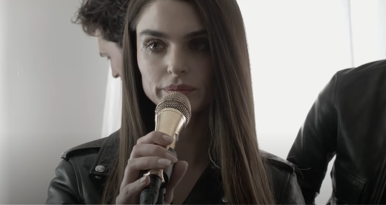 Cantora que lan&ccedil;a m&uacute;sica pop eletr&ocirc;nica sob o nome ARO, suas iniciais, n&atilde;o participou do reality show da fam&iacute;lia Osbourne como seus irm&atilde;os mais novos, Kelly e Jack.