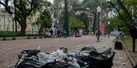 Mais de 40 sacos de lixo teriam sido tirados somente da Praça da Alfândega