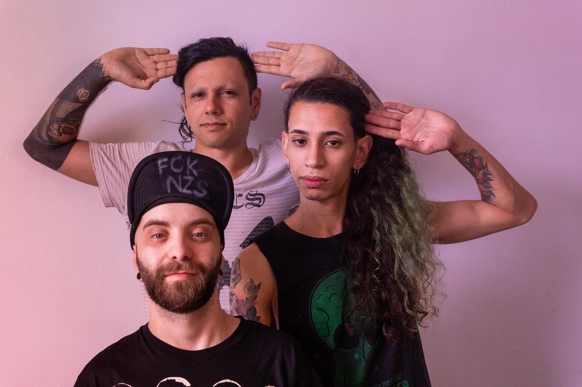 A banda faz Fusion Punk, que mistura melodias, harmonias, din&acirc;micas e m&eacute;tricas do fusion/prog com a imprevisibilidade do &ldquo;fa&ccedil;a voc&ecirc; mesmo&rdquo; do Punk
