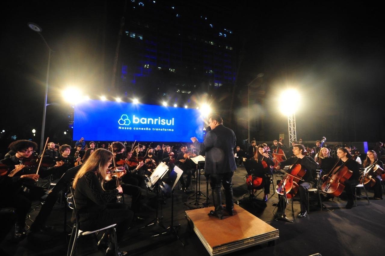 A Ospa Jovem performou em frente &agrave; sede do Banrisul