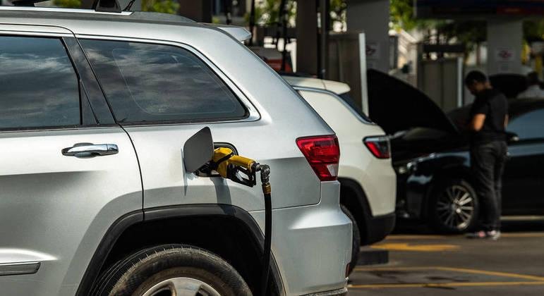Carro sendo abastecido no posto de gasolina