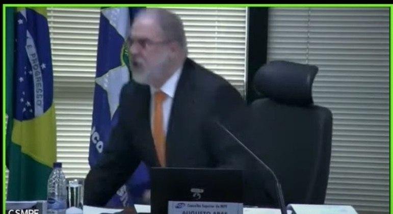 Procurador-geral da Rep&uacute;blica, Augusto Aras, se levanta da cadeira