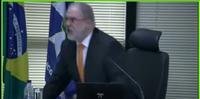 Procurador-geral da República, Augusto Aras, se levanta da cadeira