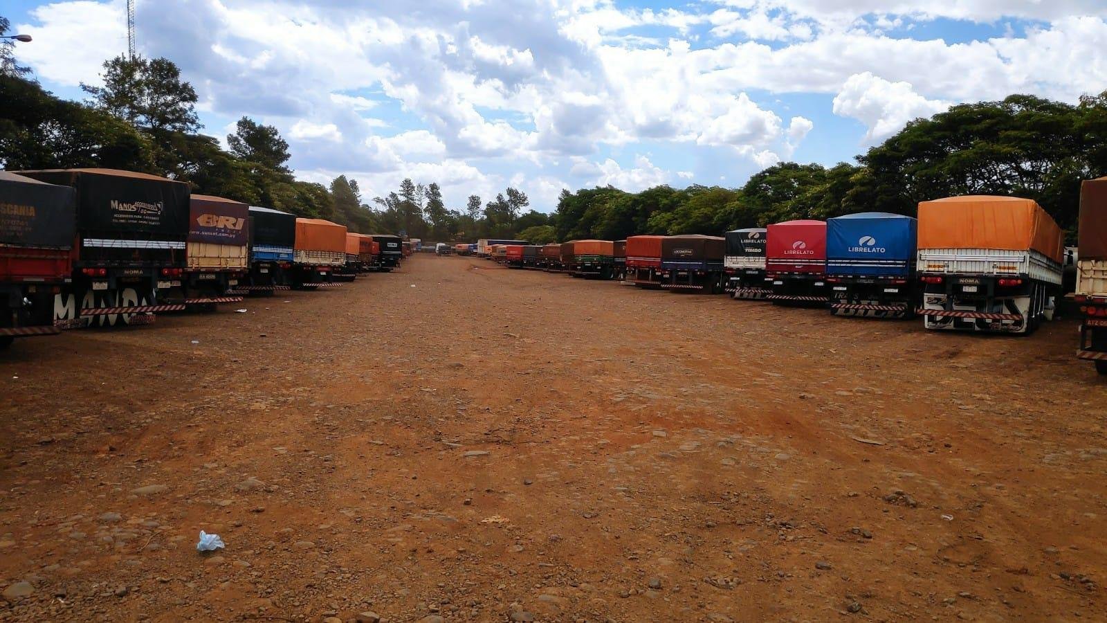 Caminh&otilde;es transportando produtos agr&iacute;colas aguardam procedimentos de vistoria do lado paraguaio