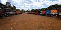 Caminhões transportando produtos agrícolas aguardam procedimentos de vistoria do lado paraguaio
