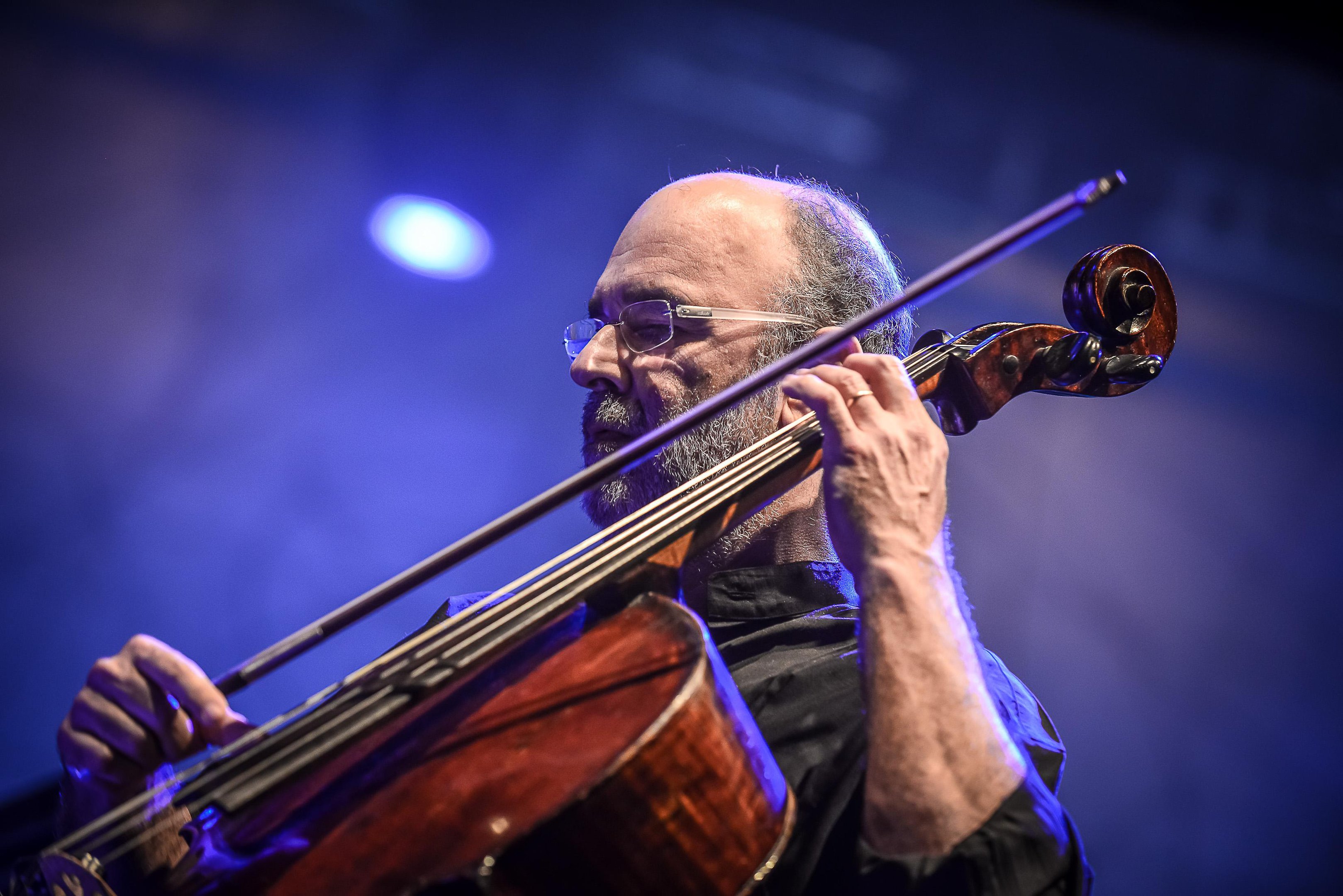 Jaques Morelenbaum lidera o primeiro show da noite