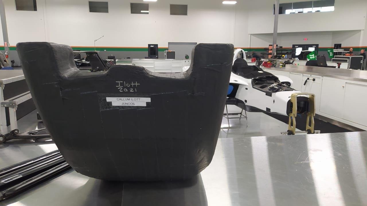 Todo mundo de olho na Indy 500, mas mec&acirc;nicos de Ilott j&aacute; trabalham no carro de Detroit