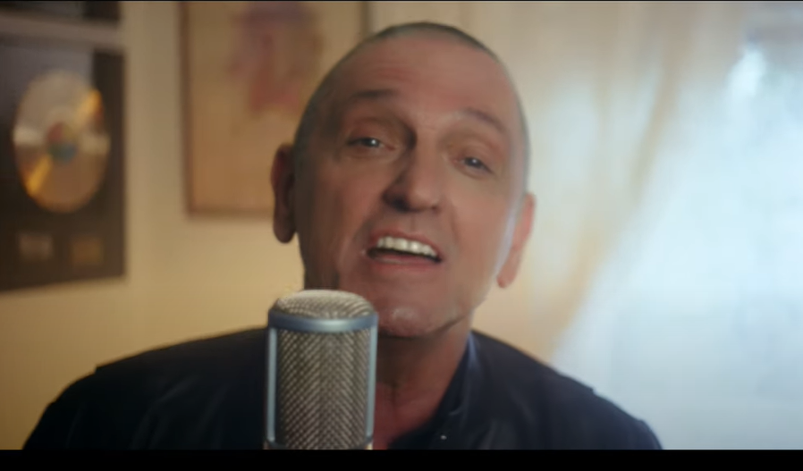 Cantor e compositor no clipe "&Eacute; Assim Que Eu Sei"