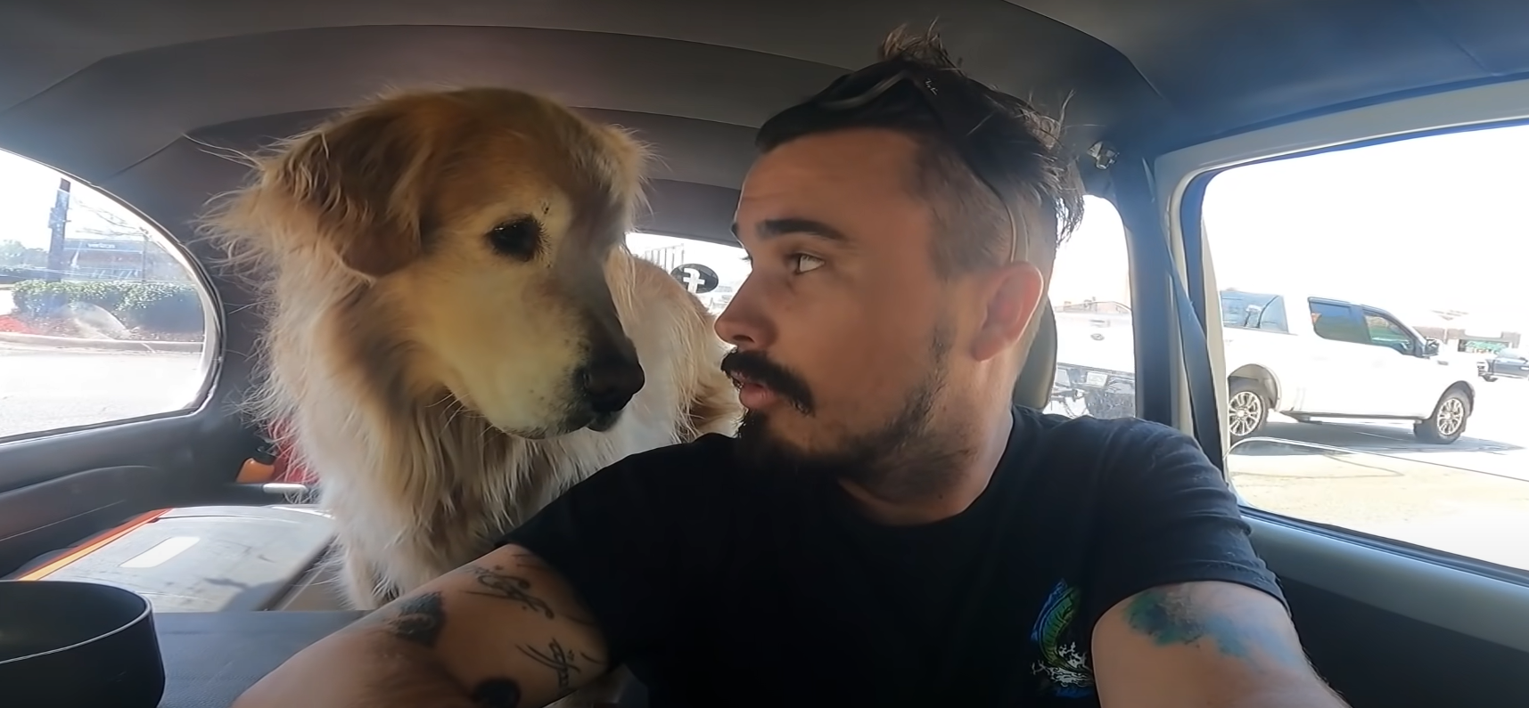 Dupla viajava o mundo em um Fusca