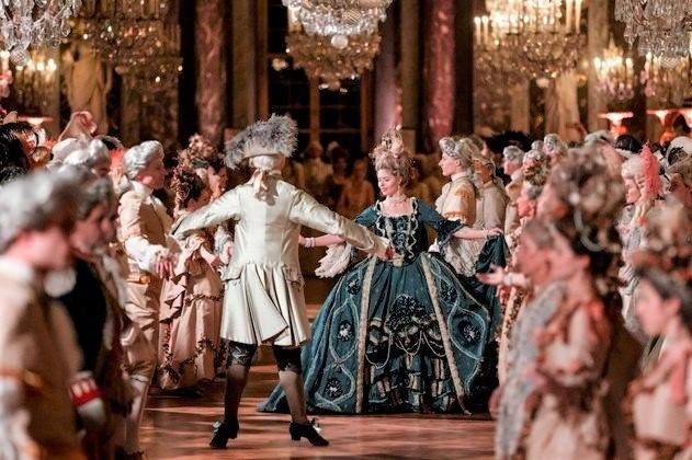 O diretor dos espet&aacute;culos organizados pelo Pal&aacute;cio de Versalhes, Laurent Brunner, explica que os participantes buscam uma "pequena vingan&ccedil;a" dos &uacute;ltimos tempos. "Estes &uacute;ltimos anos foram dif&iacute;ceis. O sentido da festa &eacute; muito emblem&aacute;tico", observou