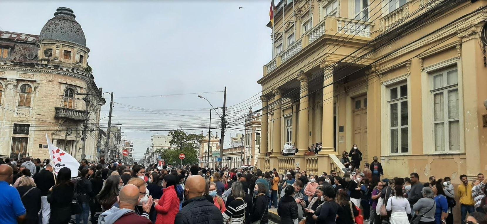 Grupo protestou nessa quarta-feira em frente ao pr&eacute;dio da administra&ccedil;&atilde;o municipal