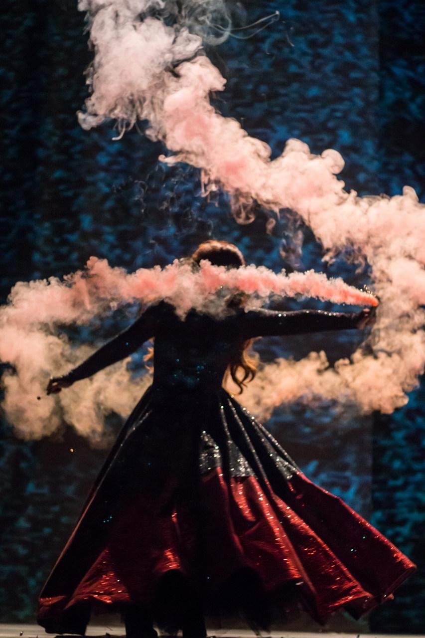 "Em chama" convida a uma reflex&atilde;o sobre a exposi&ccedil;&atilde;o dos nossos fracassos enquanto coletividade. D