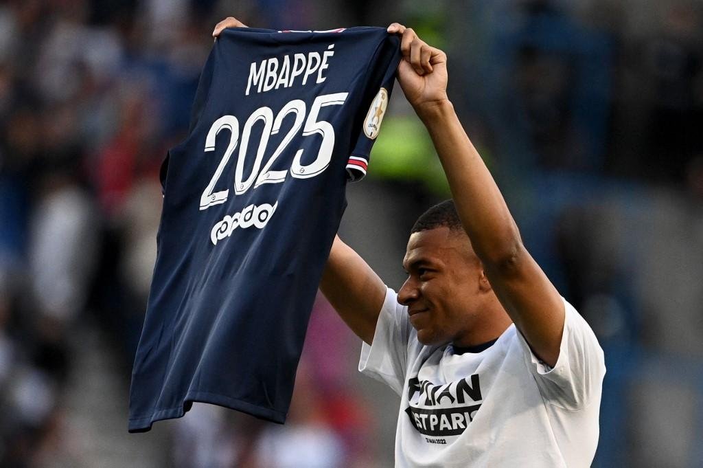 Mbapp&eacute; renovou com o Paris Saint-Germain at&eacute; 2025