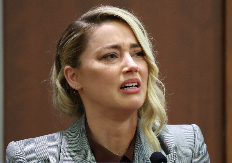 Amber Heard relata amea&ccedil;as que sofreu