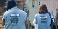 Agentes de Combate às Endemias fazem trabalho de prevenção à dengue.