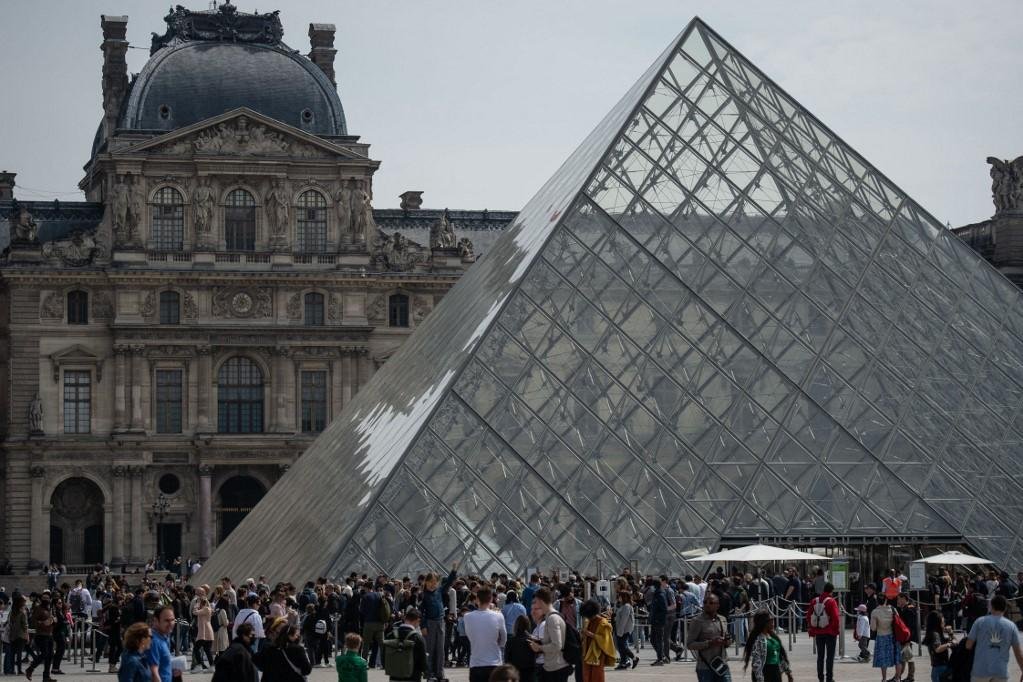 Quadro da Monalisa é atacado com torta no Louvre; relembre