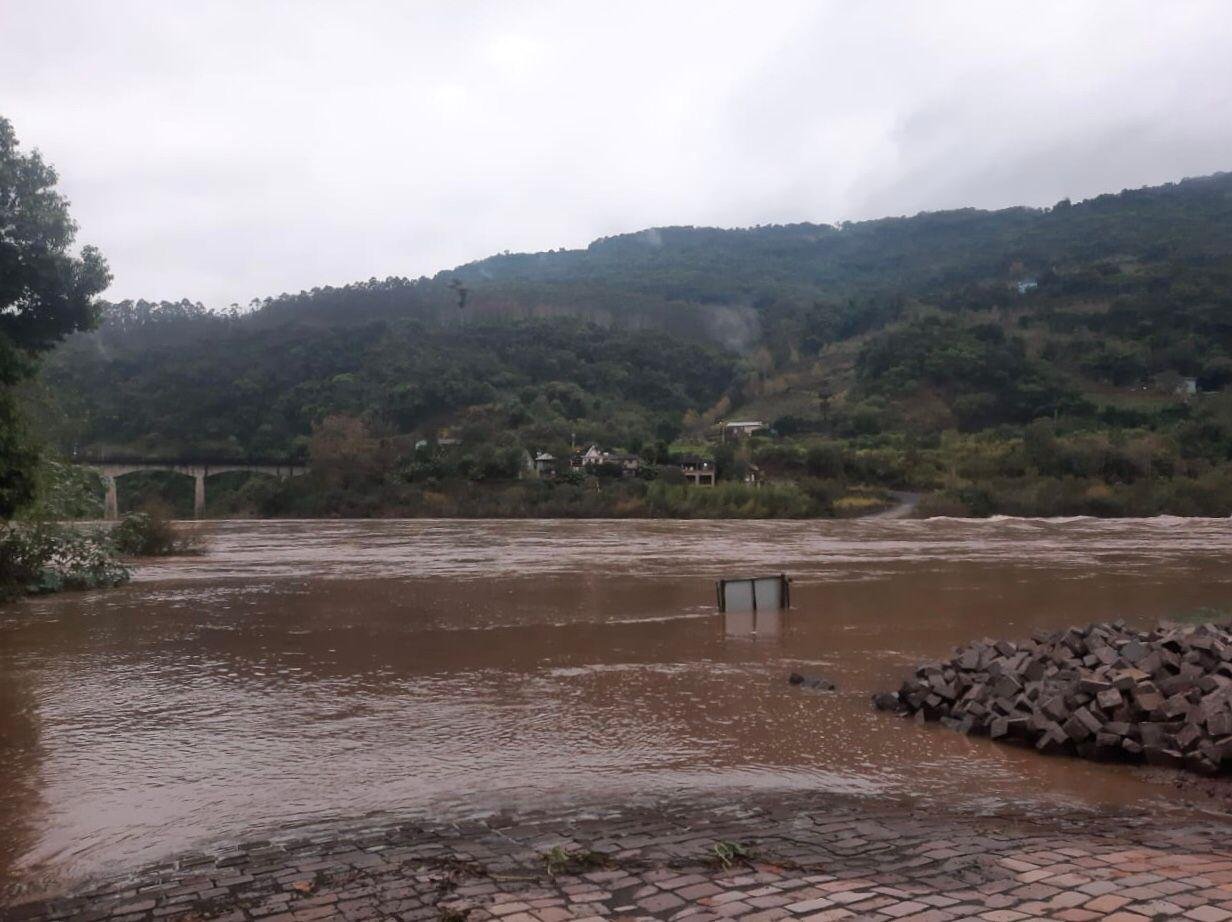 A constante chuva fez subir o n&iacute;vel do rio das Antas