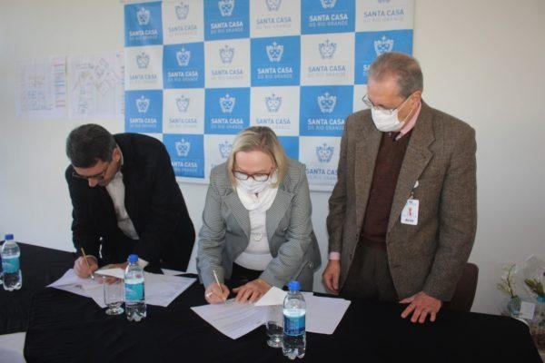 Novo documento foi assinado pela secret&aacute;ria, Arita Bergmann, pelo presidente da Santa Casa, Renato Silveira, e pelo prefeito F&aacute;bio Branco.