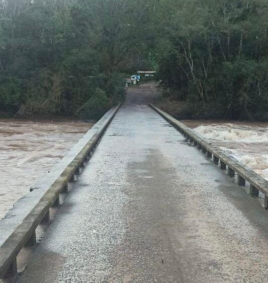As &aacute;guas que passavam sobre a ponte baixaram, possibilitando a libera&ccedil;&atilde;o do tr&aacute;fego
