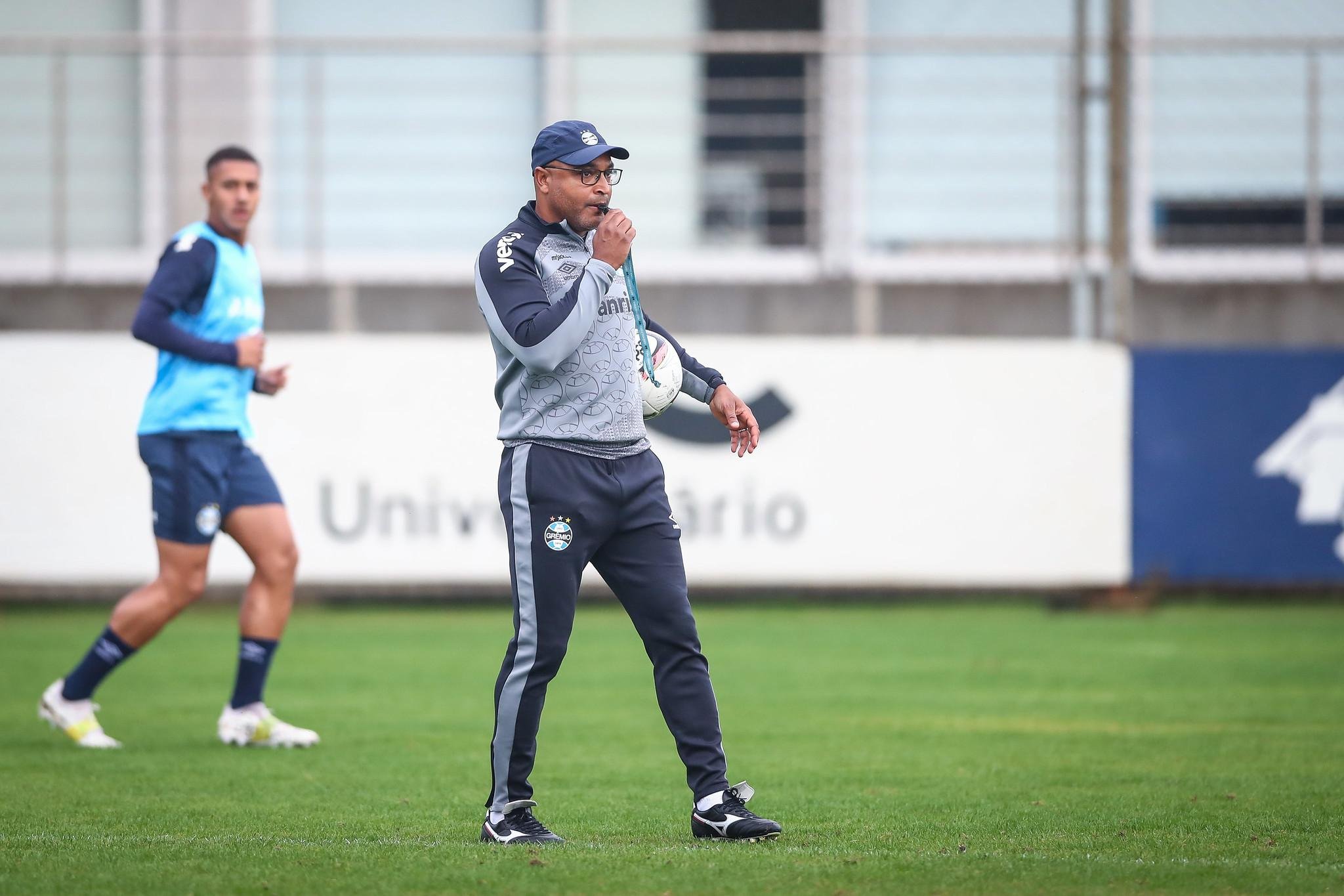 Roger Machado est&aacute; muito pressionado no Gr&ecirc;mio