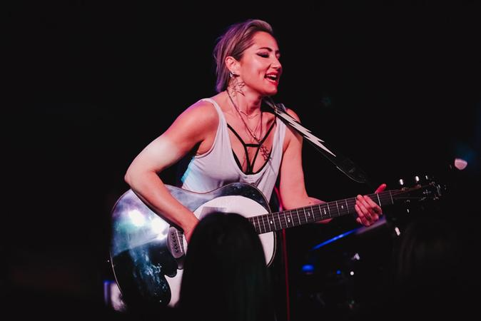 Por motivos de sa&uacute;de, a int&eacute;rprete do sucesso &ldquo;Sunddenly I See&rdquo; precisou adiar a apresenta&ccedil;&atilde;o