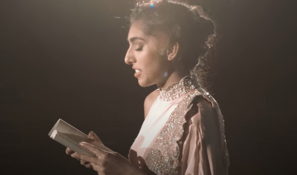 Rupi Kaur vendeu mais de 10 milh&otilde;es de c&oacute;pias, suas obras foram traduzidas para mais de 40 idiomas e milhares de pessoas v&atilde;o a suas apresenta&ccedil;&otilde;es de viva voz