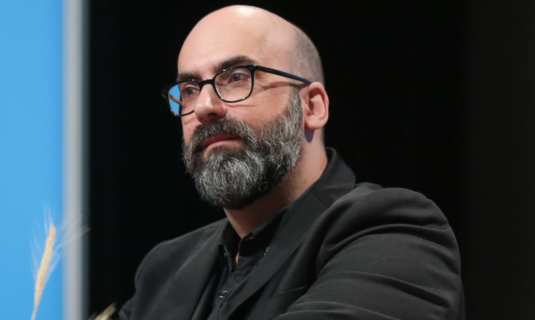 Valter Hugo M&atilde;e integra grupo de escritores lus&oacute;fonos