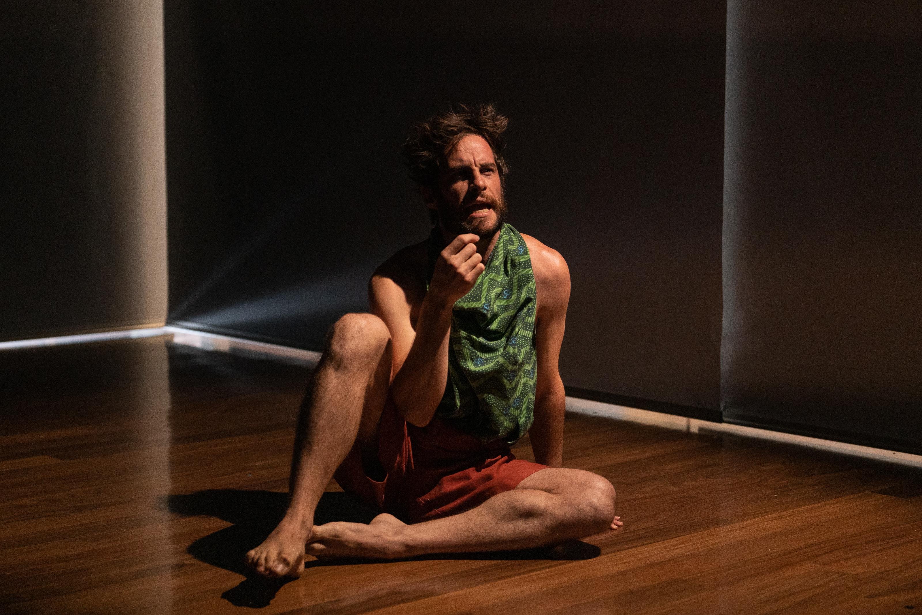 Artista fundou aperfei&ccedil;oou-se com mestres das artes performativas no Brasil e mundo, como Tadashi Endo, Maud Robart, Marina Abramovic, Thomas Richards, Mario Biagini, Fernando Montes, Yoshito Ohno e Carlos Simioni (Lume Teatro), com quem integra o N&uacute;cleo Patuanu de Dan&ccedil;a Pessoal.