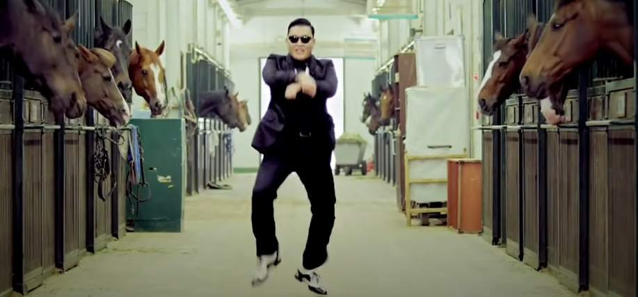 Publicado no YouTube em 15 de julho de 2012, o videoclipe extravagante se tornou um &ecirc;xito avassalador, com a 'dan&ccedil;a do cavalo' que provocou milhares de imita&ccedil;&otilde;es e par&oacute;dias.
