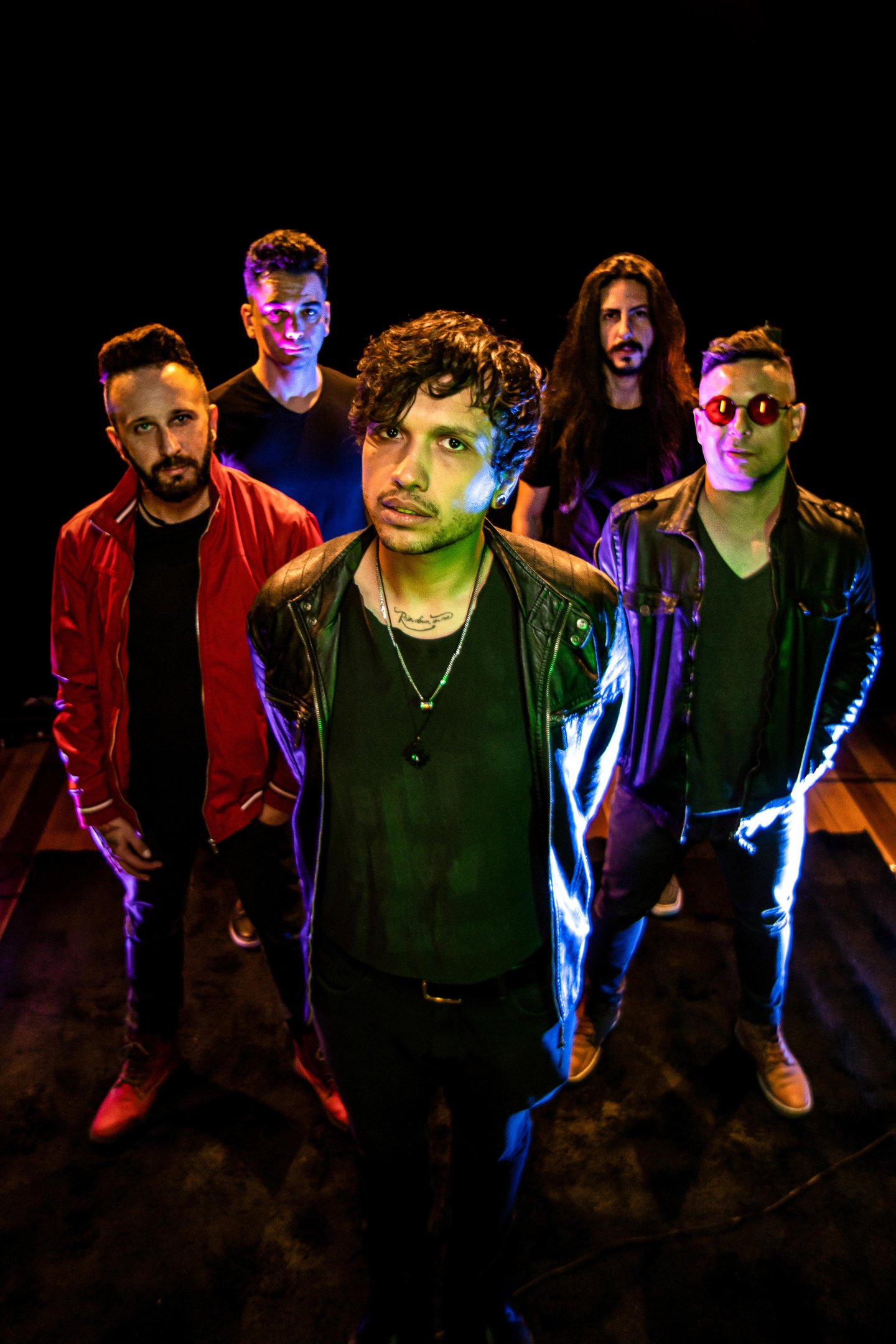 Alkemic 9 &eacute; Bruno Viana (vocal), Mateus Sena (guitarras), Maur&iacute;cio Viegas (baixo), Marco Loss (teclados) e Tony Capell&atilde;o (bateria).