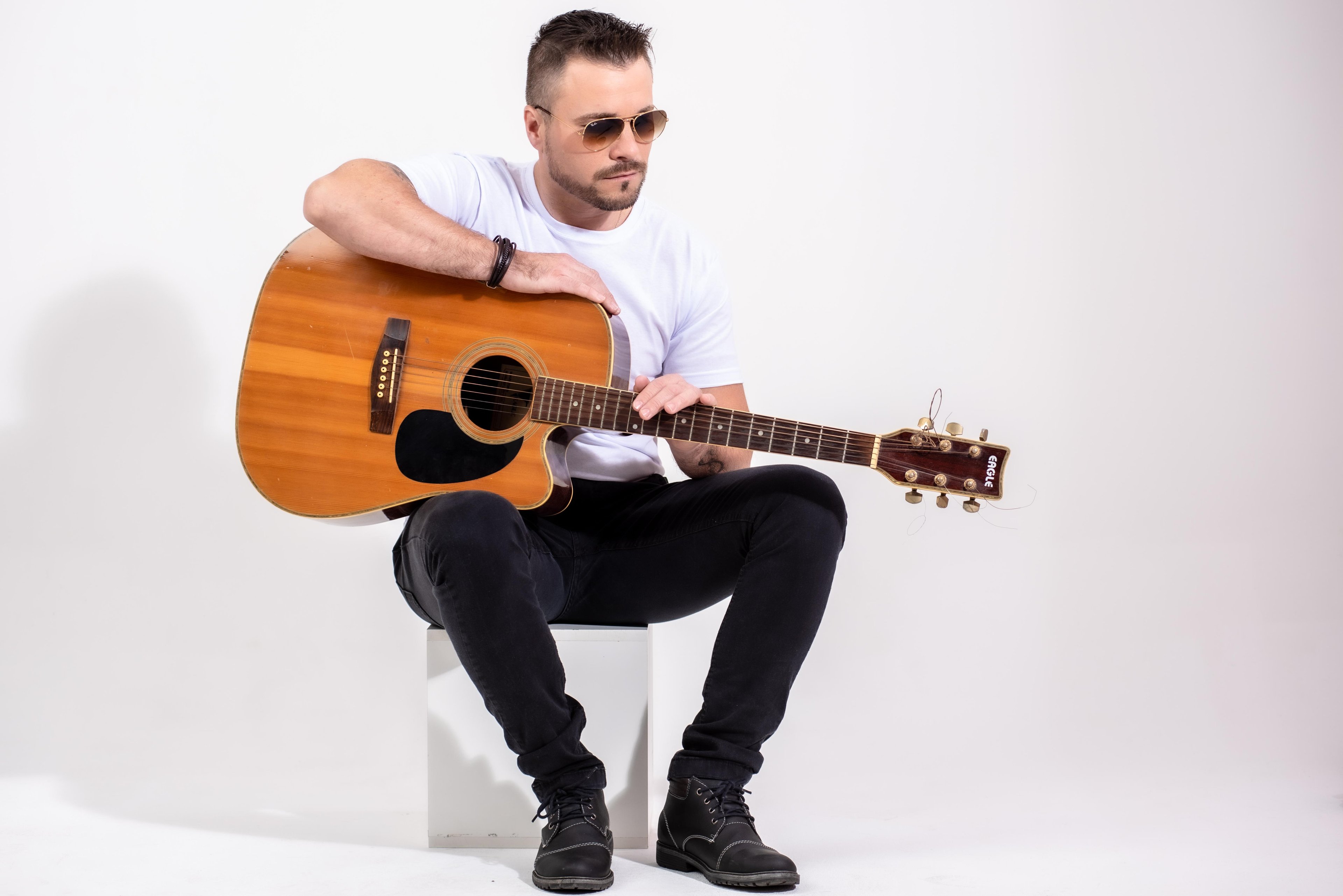 L&eacute;o D&rsquo; Lucca far&aacute; Tributo a Cristiano Ara&uacute;jo, &agrave;s 21h deste domingo.