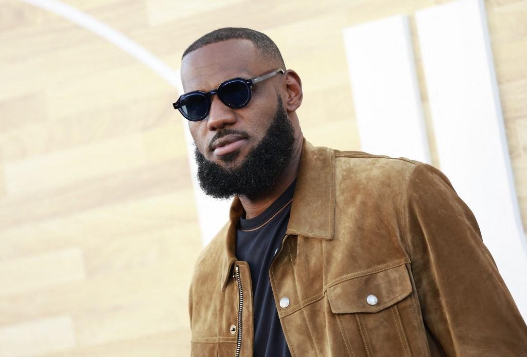 Lebron James se tornou bilion&aacute;rio