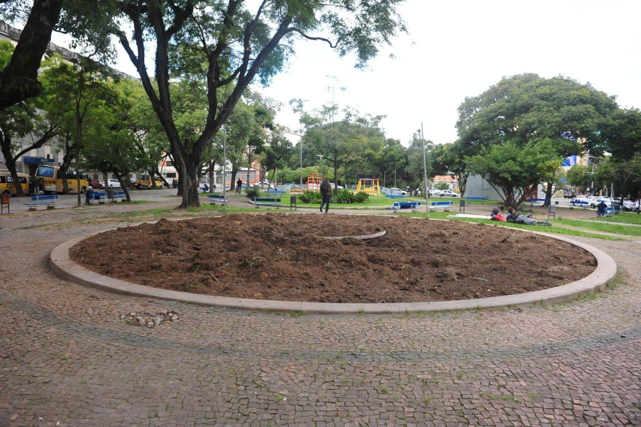 Fonte foi preenchida com terra e composto
