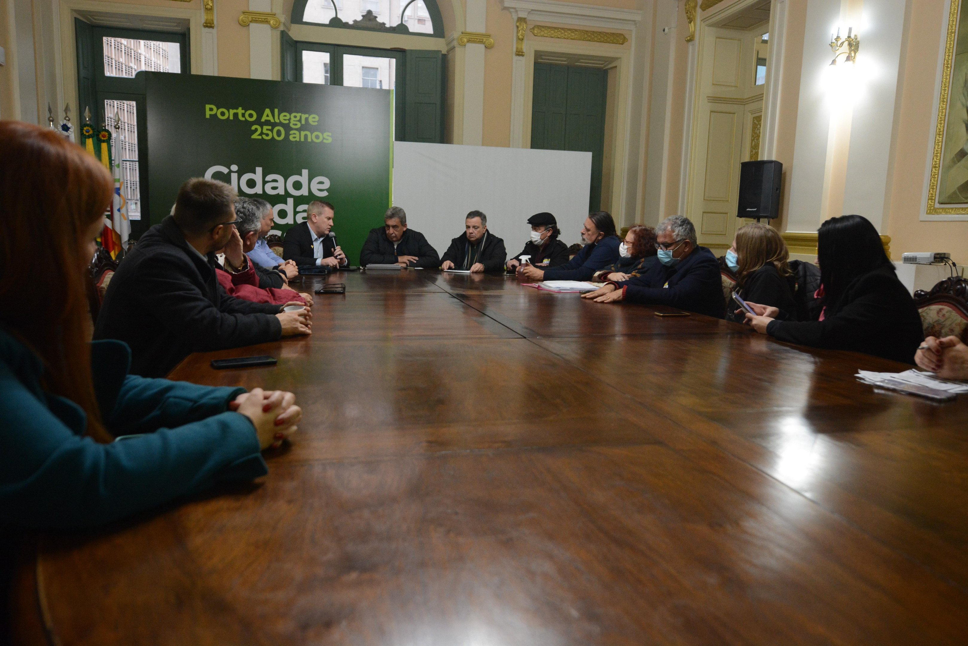 Em mais uma tentativa de chegar a um consenso sobre a reposi&ccedil;&atilde;o da infla&ccedil;&atilde;o, do vale-alimenta&ccedil;&atilde;o e das progress&otilde;es funcionais dos servidores do munic&iacute;pio, o Sindicato dos Municip&aacute;rios de Porto Alegre (Simpa) se reuniu diretamente com o prefeito Sebasti&atilde;o Melo e com os membros da Comiss&atilde;o Permanente de Di&aacute;logo com o Servidor, integrada pelos secret&aacute;rios de Administra&ccedil;&atilde;o e Patrim&ocirc;nio, Andr&eacute; Barbosa, de Governan&ccedil;a Local e Coordena&ccedil;&atilde;o Pol&iacute;tica, Cassio Trogildo e a procuradora Juliana Bento Cucchiarelli, da Procuradoria-Geral do Munic&iacute;pio (PGM), na prefeitura, no fim da tarde da sexta-feira.  Uma vig&iacute;lia da categoria acompanhou a negocia&ccedil;&atilde;o, no Pa&ccedil;o Municipal.  Melo manteve o valor de 10,06% referente &agrave; infla&ccedil;&atilde;o de 2021 j&aacute; apresentado e ressaltou que n&atilde;o pode chegar aos 14,79% solicitado pela categoria.