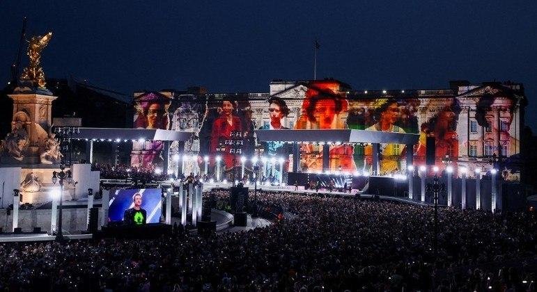 Um enorme show celebrou os 70 anos de reinado de Elizabeth 2&ordf; em Londres, na Inglaterra