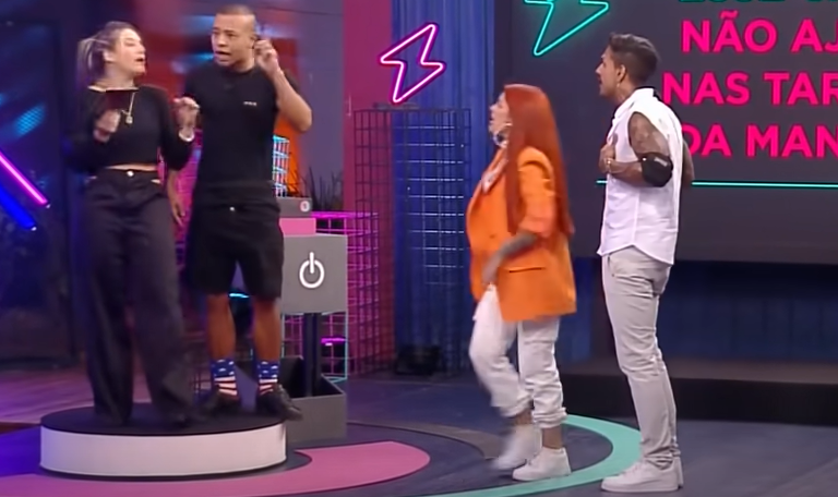 O bate-boca entre Karol e Mussunzinho e Brenda e Matheus