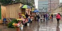 Floristas custearam a montagem das bancas provisórias instaladas na Praça XV de Novembro