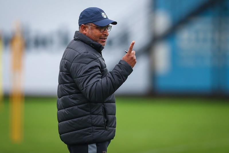 Roger Machado pode fazer mudan&ccedil;as no setor ofensivo do Gr&ecirc;mio