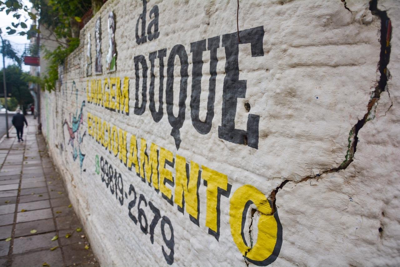 Rachaduras em muro na Duque de Caxias chama a aten&ccedil;&atilde;o de quem passa