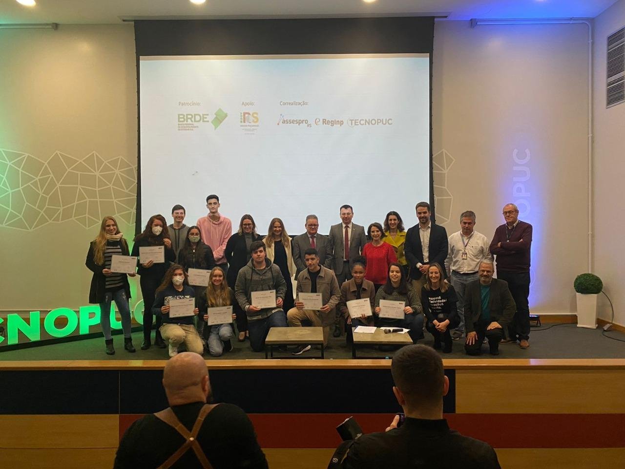 Foram ofertadas mil vagas e 455 estudantes terminaram o curso