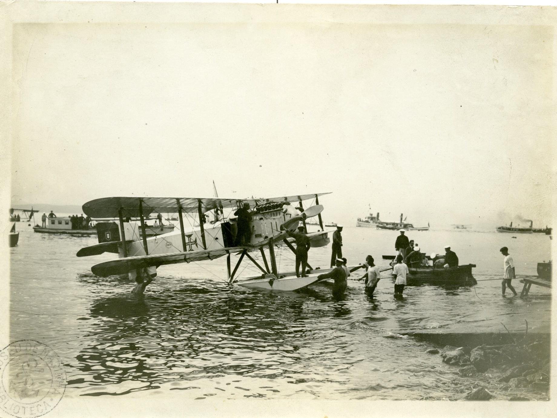 Aviadores portugueses retomam viagem rumando para o destino final, RJ.