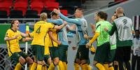Jogadores da Austrália comemoram o gol de Ajdin Hrustic