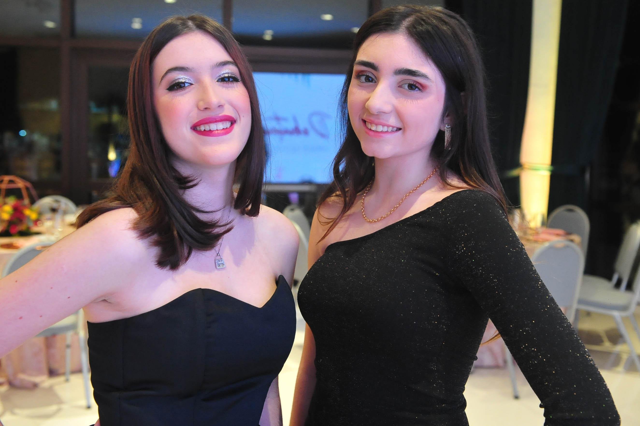 J&uacute;lia de Oliveira e D&eacute;bora Thomas em evento no Gr&ecirc;mio N&aacute;utico Uni&atilde;o